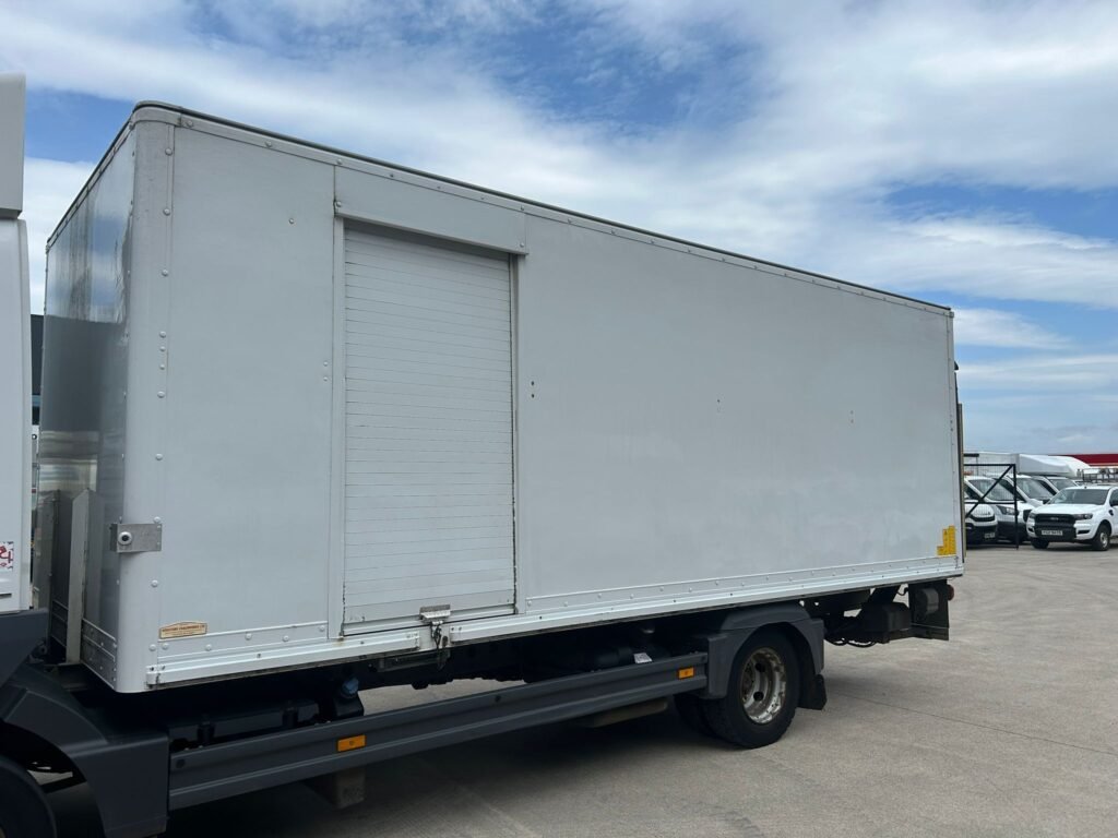 2019 20FT GRP BOX BODY