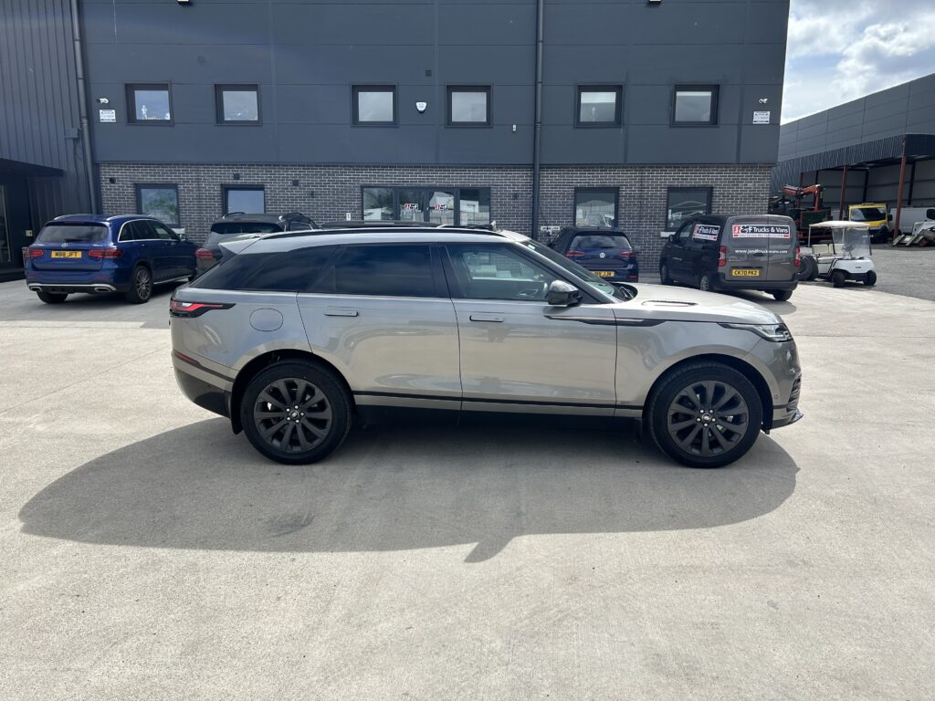 October 2018 Range Rover Velar R-Dynamic SE 2.0 D180 8 speed Automatic