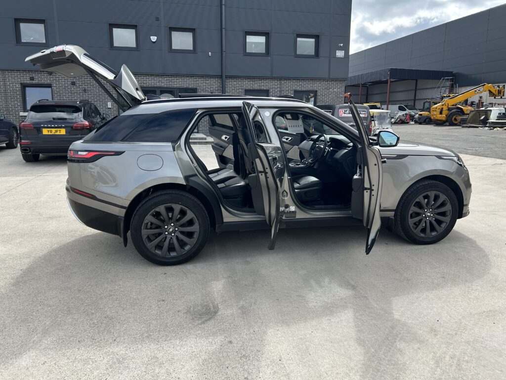 October 2018 Range Rover Velar R-Dynamic SE 2.0 D180 8 speed Automatic