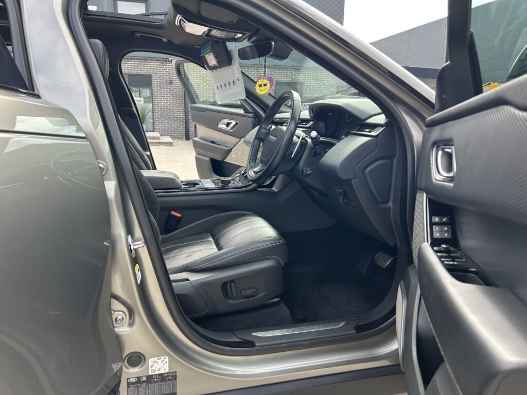 October 2018 Range Rover Velar R-Dynamic SE 2.0 D180 8 speed Automatic