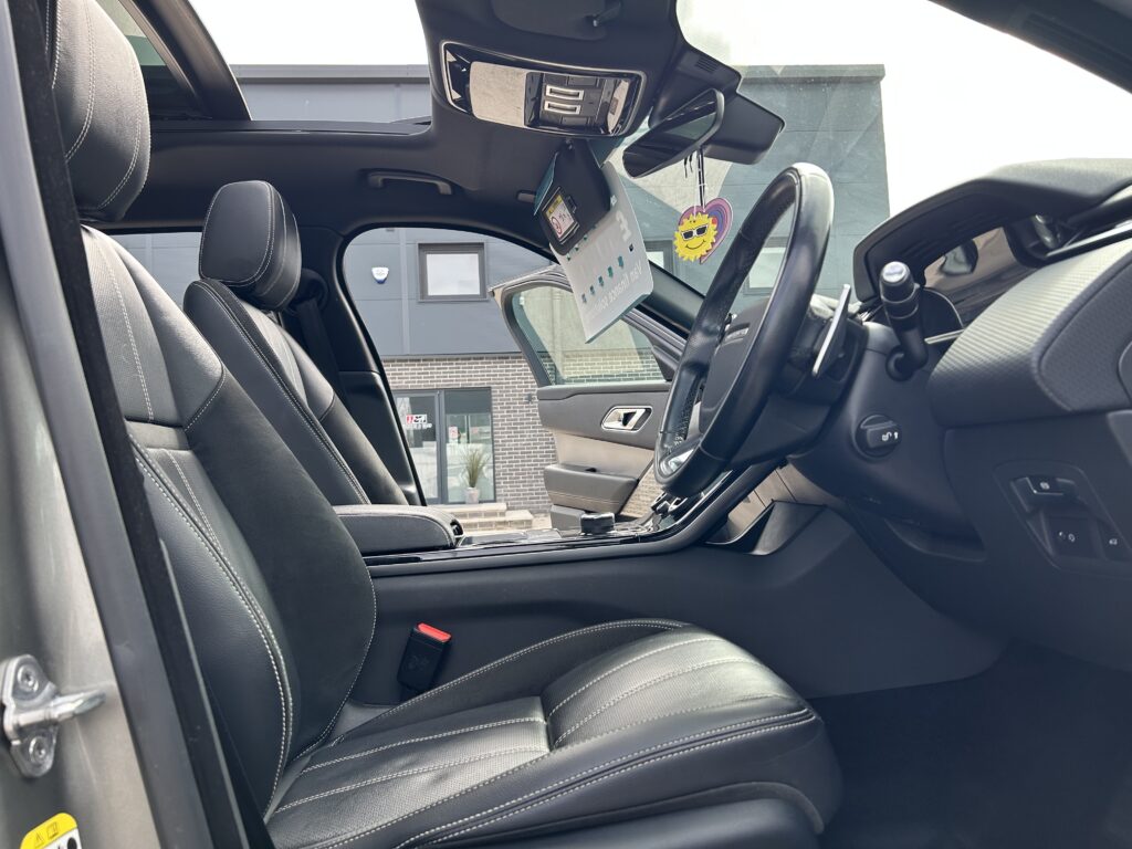 October 2018 Range Rover Velar R-Dynamic SE 2.0 D180 8 speed Automatic