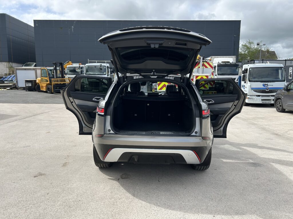 October 2018 Range Rover Velar R-Dynamic SE 2.0 D180 8 speed Automatic