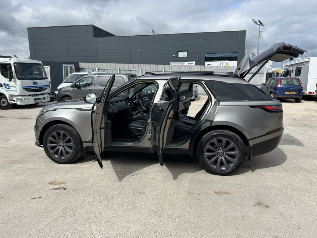 October 2018 Range Rover Velar R-Dynamic SE 2.0 D180 8 speed Automatic