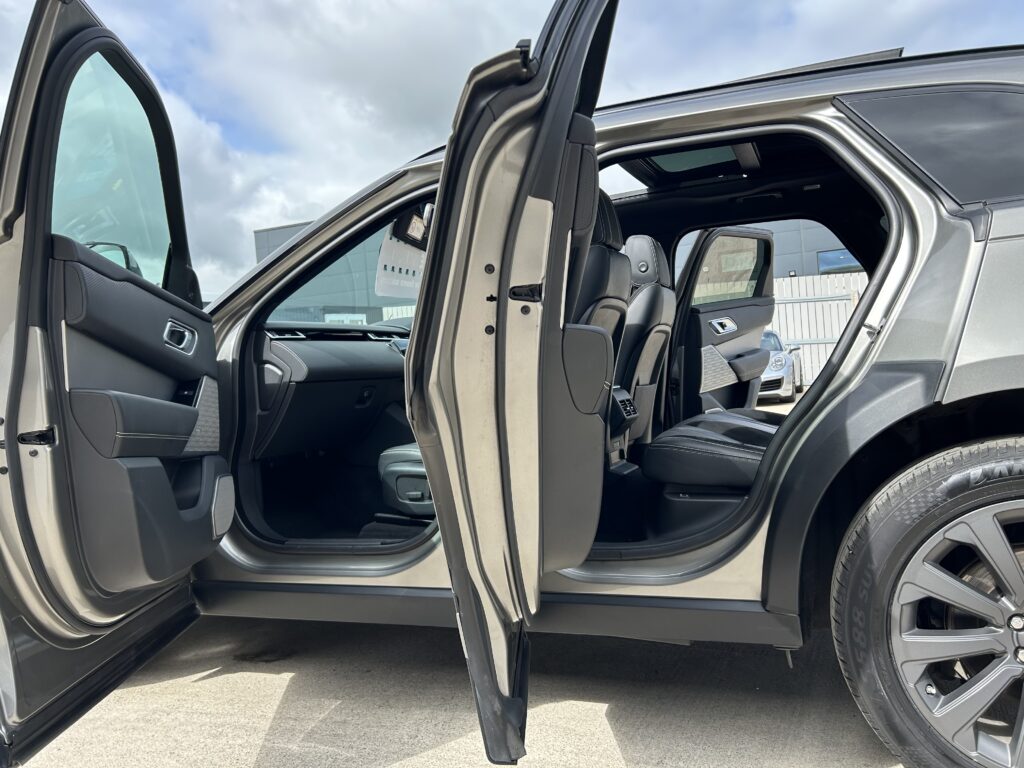 October 2018 Range Rover Velar R-Dynamic SE 2.0 D180 8 speed Automatic