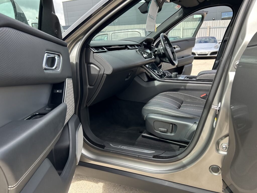 October 2018 Range Rover Velar R-Dynamic SE 2.0 D180 8 speed Automatic