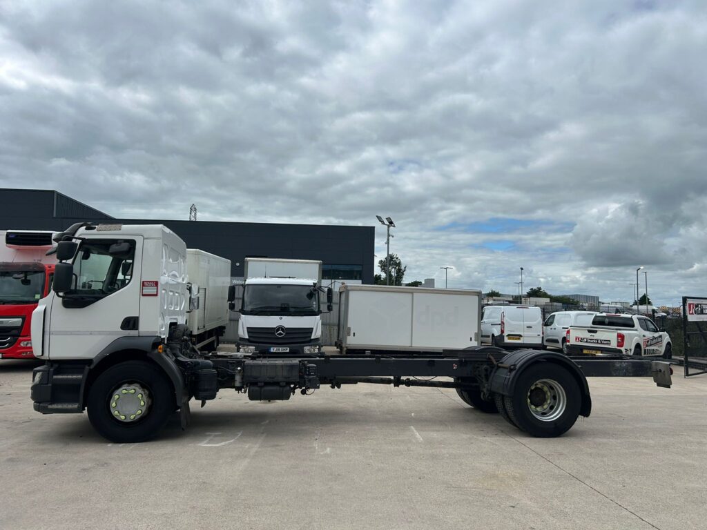 June 2017 Renault D18 230 18 Tonne