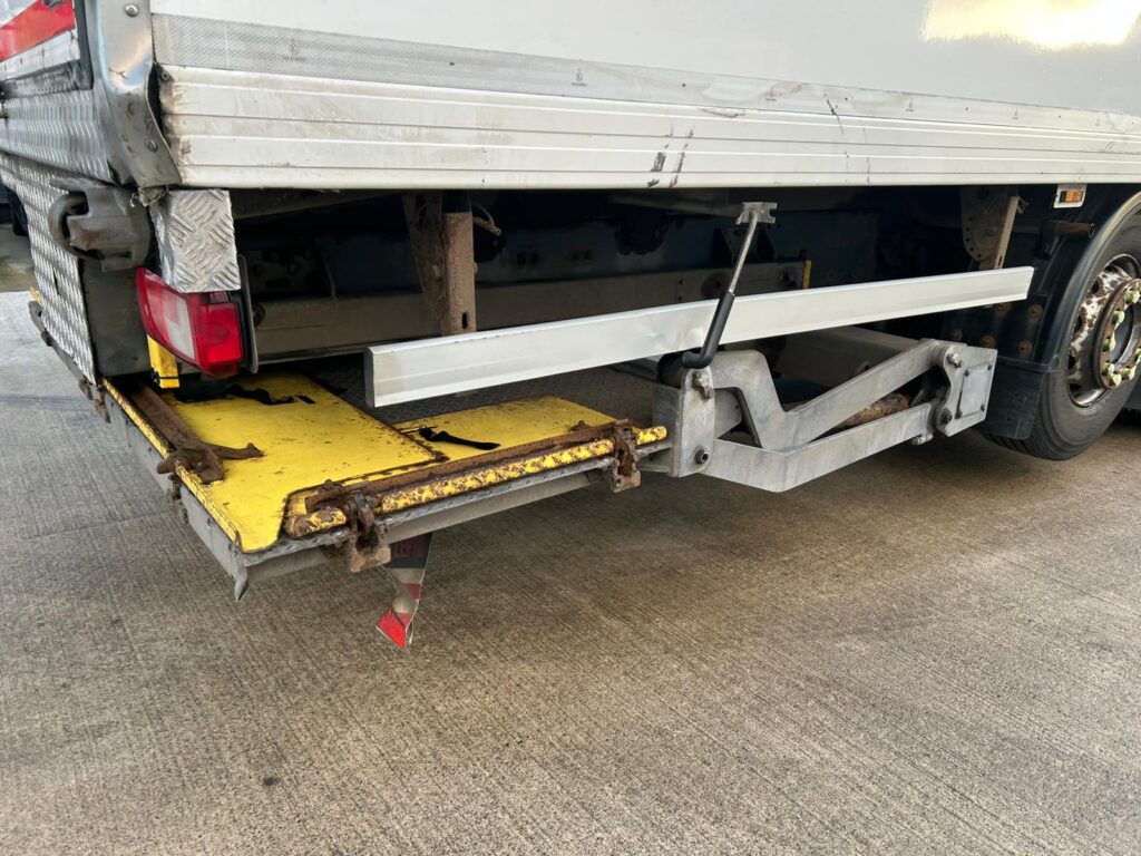 December 2016 DAF CF 330 6x2 Euro 6