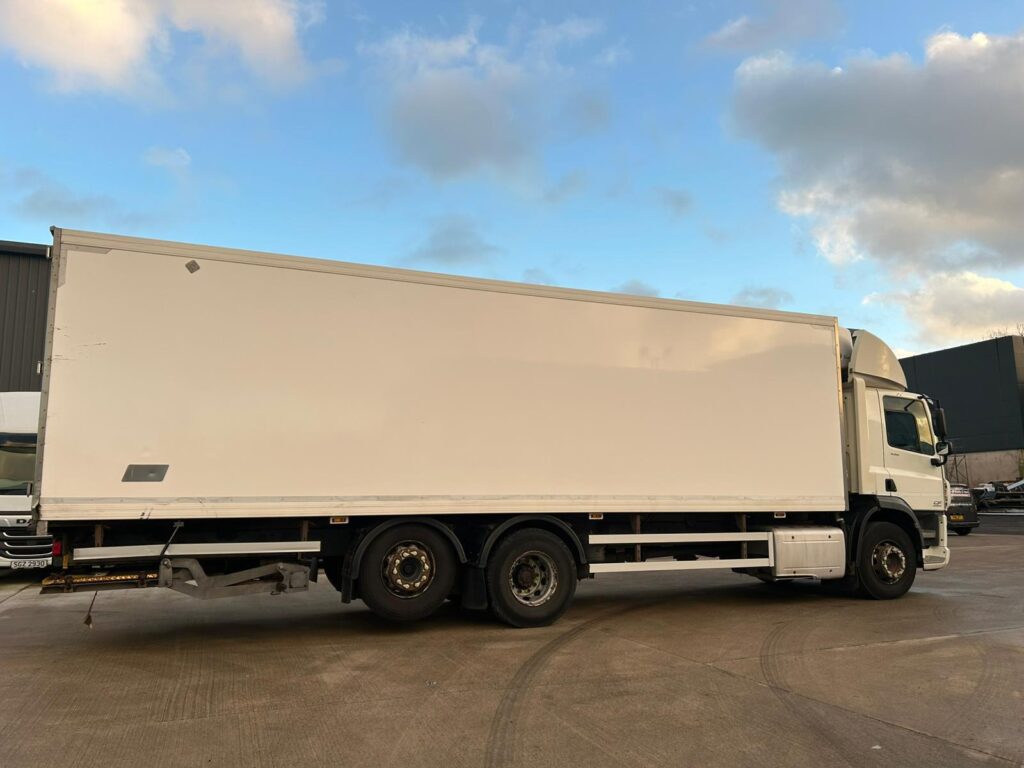 December 2016 DAF CF 330 6x2 Euro 6