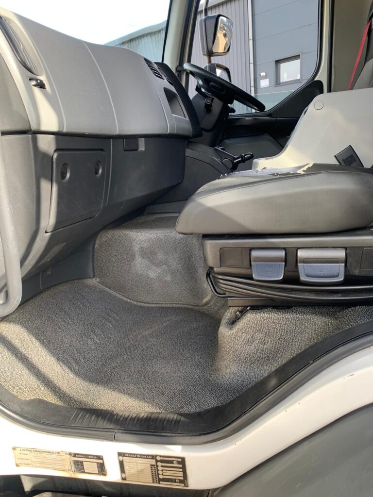 October 2017 Renault D18 18-250