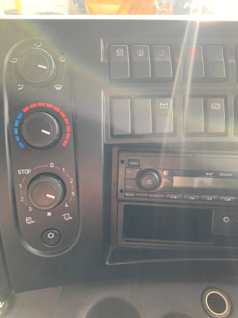 October 2017 Renault D18 18-250