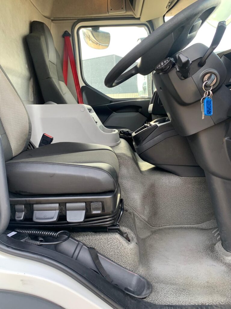 October 2017 Renault D18 18-250